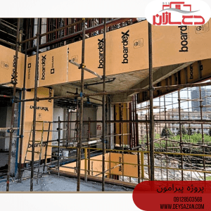 نصب صفحات بوردکس روی سازه فلزی در پروژه ساختمانی برای اجرای دیوار و سقف کاذب حرفه‌ای