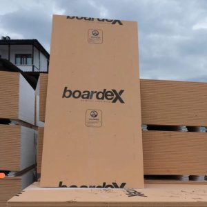 تصویر پانل بوردکس با ساختار الیاف سیمان، مناسب برای استفاده در محیط‌های مرطوب مانند حمام و سرویس بهداشتی