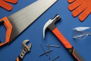 ابزارهای ضروری مانند دریل، پیچگوشتی، متر و اره برای نصب پانل سیمانی