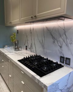 کاربرد ماربل شیت در دیوار بین کابینتها و جزیره آشپزخانه