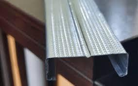 پروفیل F47 گالوانیزه با ضخامت 0.45 تا 0.60 میلیمتر روی میز کار